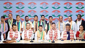 <div class="paragraphs"><p>جینت کھاؤند و دیگر لیڈران کانگریس میں شمولیت اختیار کرنے کے بعد</p></div>