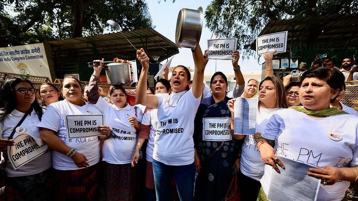 <div class="paragraphs"><p>ایل پی جی کی بڑھی ہوئی قیمتوں اور ملک کے موجودہ حالات سے مایوس مہیلا کانگریس کی لیڈران مظاہرہ کرتی ہوئیں، تصویر ’ایکس‘ <a href="https://x.com/INCIndia">@INCIndia</a></p></div>