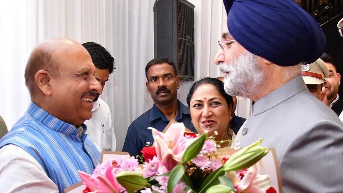 <div class="paragraphs"><p>ترنجیت سنگھ سندھو (دائیں) نے دہلی ایل جی کا عہدہ سنبھالا</p></div>