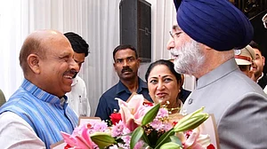 <div class="paragraphs"><p>ترنجیت سنگھ سندھو (دائیں) نے دہلی ایل جی کا عہدہ سنبھالا</p></div>