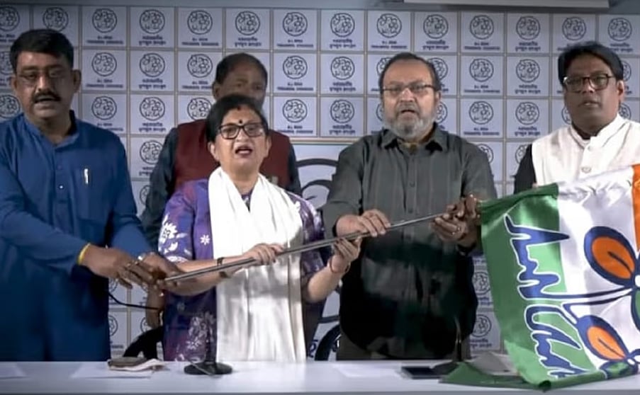 <div class="paragraphs"><p>بی جے پی لیڈر چندن منڈل کی ترنمول کانگریس میں شامل ہوتے ہوئے تصویر، سوشل میڈیا</p></div>