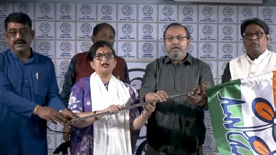 <div class="paragraphs"><p>بی جے پی لیڈر چندن منڈل کی ترنمول کانگریس میں شامل ہوتے ہوئے تصویر، سوشل میڈیا</p></div>