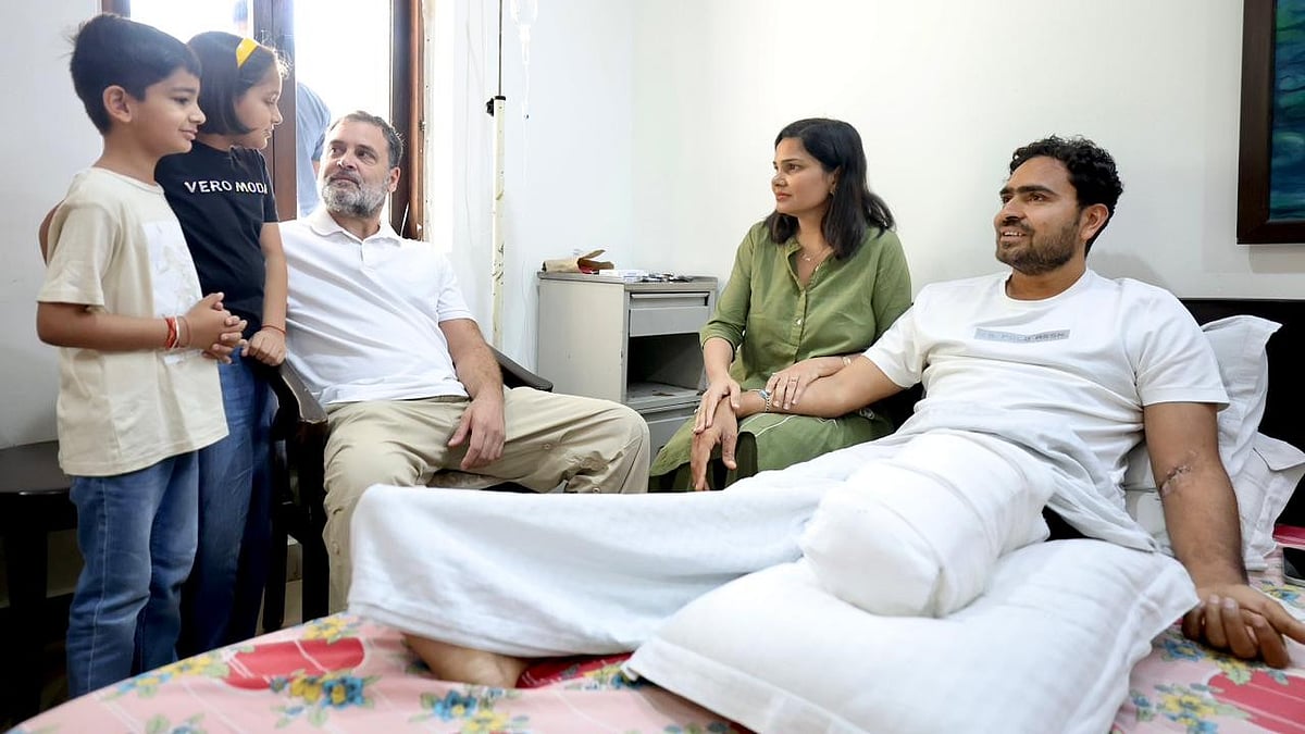 <div class="paragraphs"><p>اجئے ملک اور ان کے اہل خانہ سے ملاقات کرتے ہوئے راہل گاندھی، تصویر ’ایکس‘&nbsp;<a href="https://x.com/INCIndia">@INCIndia</a></p></div>