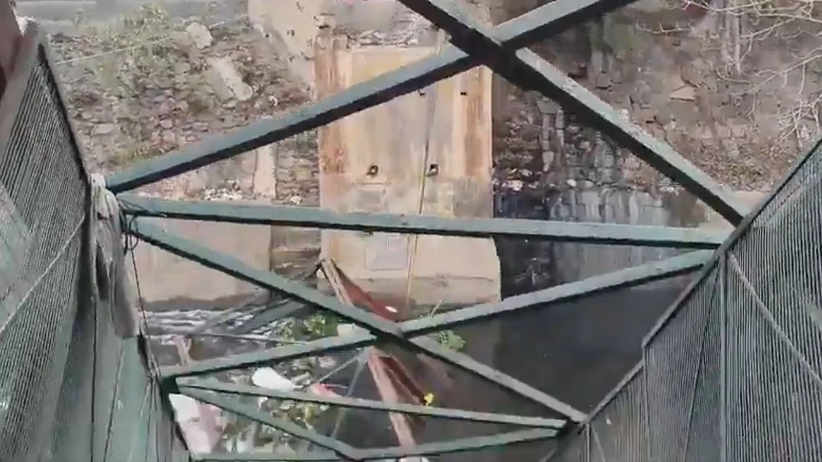 <div class="paragraphs"><p>حادثہ کا شکار پُل (ویڈیو گریب)</p></div>