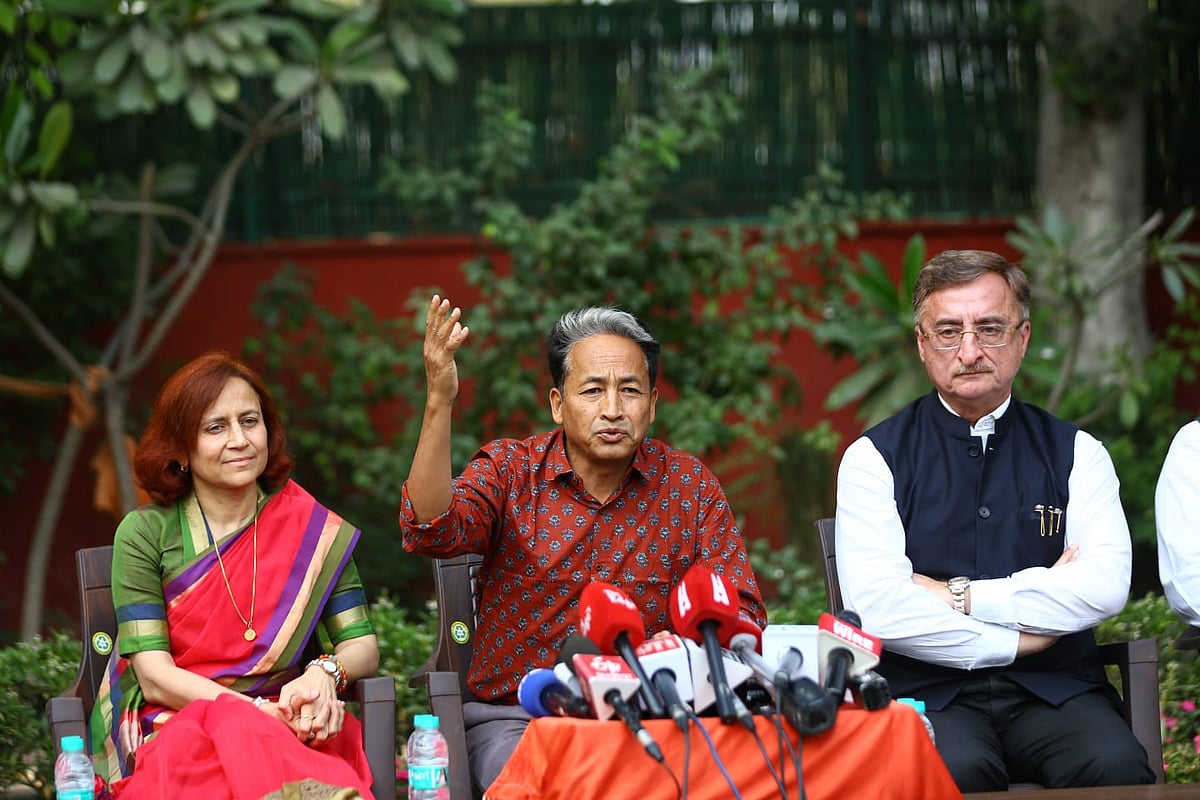 <div class="paragraphs"><p>پریس کانفرنس سے خطاب کرتے ہوئے سونم وانگچت، تصویر قومی آواز/ویپن</p></div>