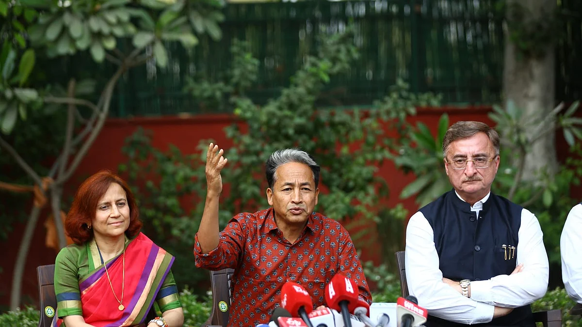 <div class="paragraphs"><p>پریس کانفرنس سے خطاب کرتے ہوئے سونم وانگچت، تصویر قومی آواز/ویپن</p></div>