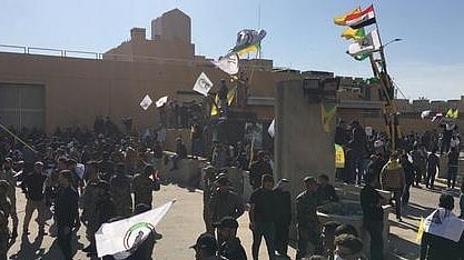 بغداد میں امریکی سفارت خانے پر ڈرون اور راکٹ کی بارش، دھماکوں کے بعد کمپاؤنڈ میں لگی آگ