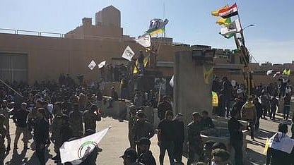 <div class="paragraphs"><p>بغداد میں مظاہرین کا امریکی سفارت خانے پر حملہ (فائل فوٹو)</p></div>