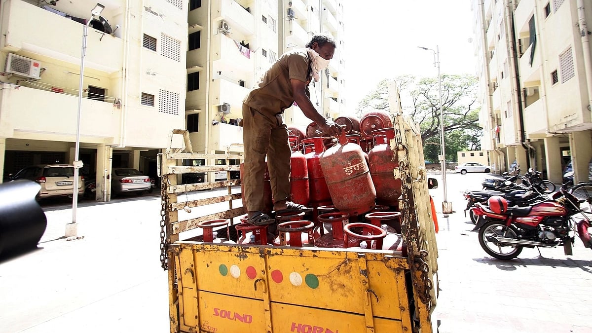 ایل پی جی بحران کے دوران چھاپے ماری اور سلنڈر ضبطی جاری پھر بھی لوگ سڑکوں پر، کئی ریسٹورنٹ اور انڈسٹری بند