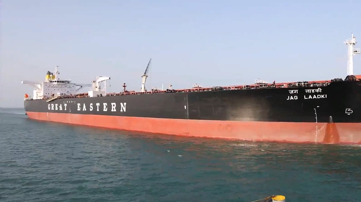 <div class="paragraphs"><p>خام تیل کے ساتھ گجرات پہنچا ’جگ لاڈکی‘ جہاز</p></div>