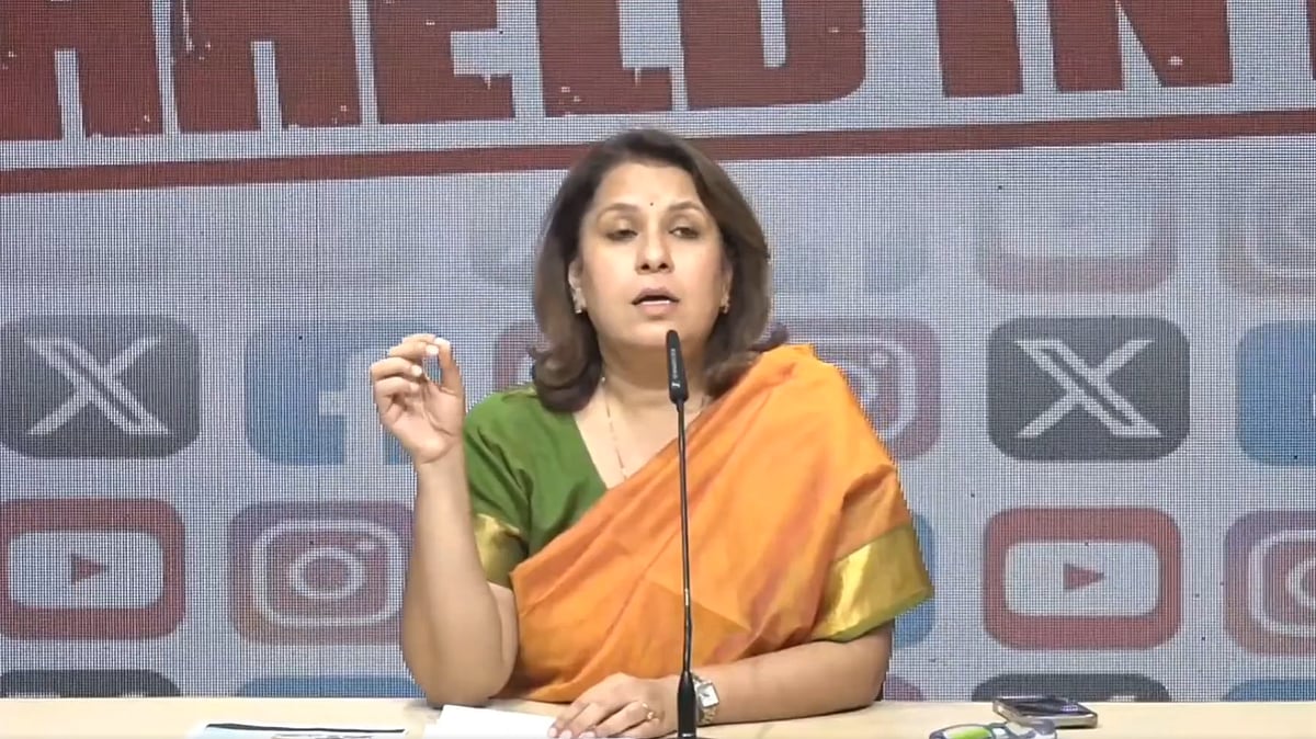 <div class="paragraphs"><p>سپریا شرینیت پریس کانفرنس کرتے ہوئے، ویڈیو گریب</p></div>