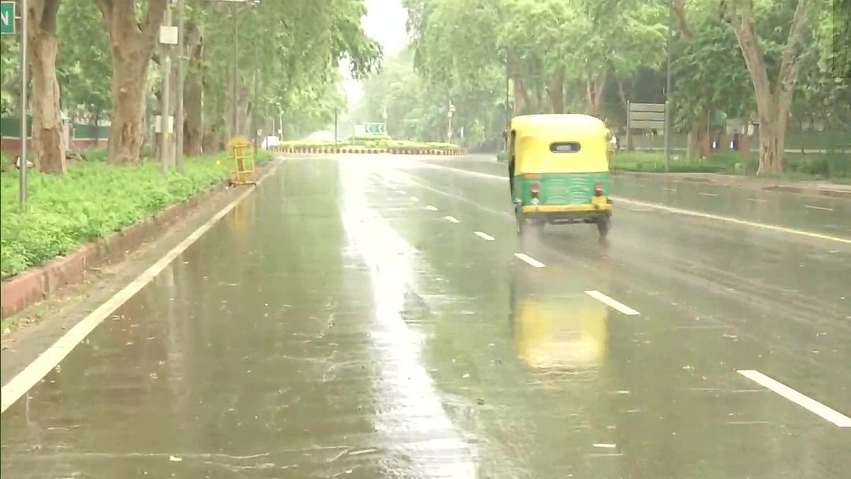 <div class="paragraphs"><p>دہلی میں بارش کے بعد بھیگی ہوئی سڑک، تصویر سوشل میڈیا</p></div>