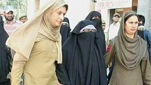 <div class="paragraphs"><p>پولیس حراست میں آسیہ اندرابی، تصویر سوشل میڈیا</p></div>