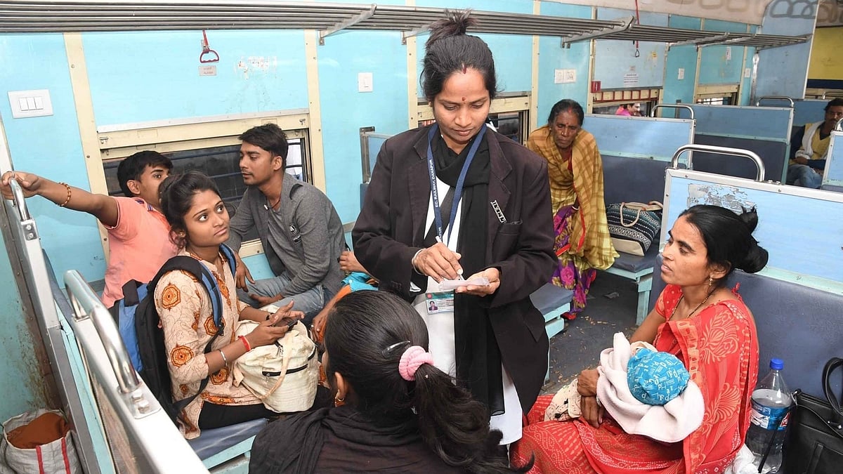 <div class="paragraphs"><p>مسافروں کے ٹکٹ کی جانچ کرتی خاتون ٹی ٹی ای / آئی اے این ایس</p></div>