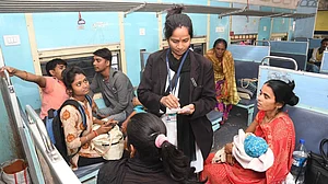 <div class="paragraphs"><p>مسافروں کے ٹکٹ کی جانچ کرتی خاتون ٹی ٹی ای / آئی اے این ایس</p></div>