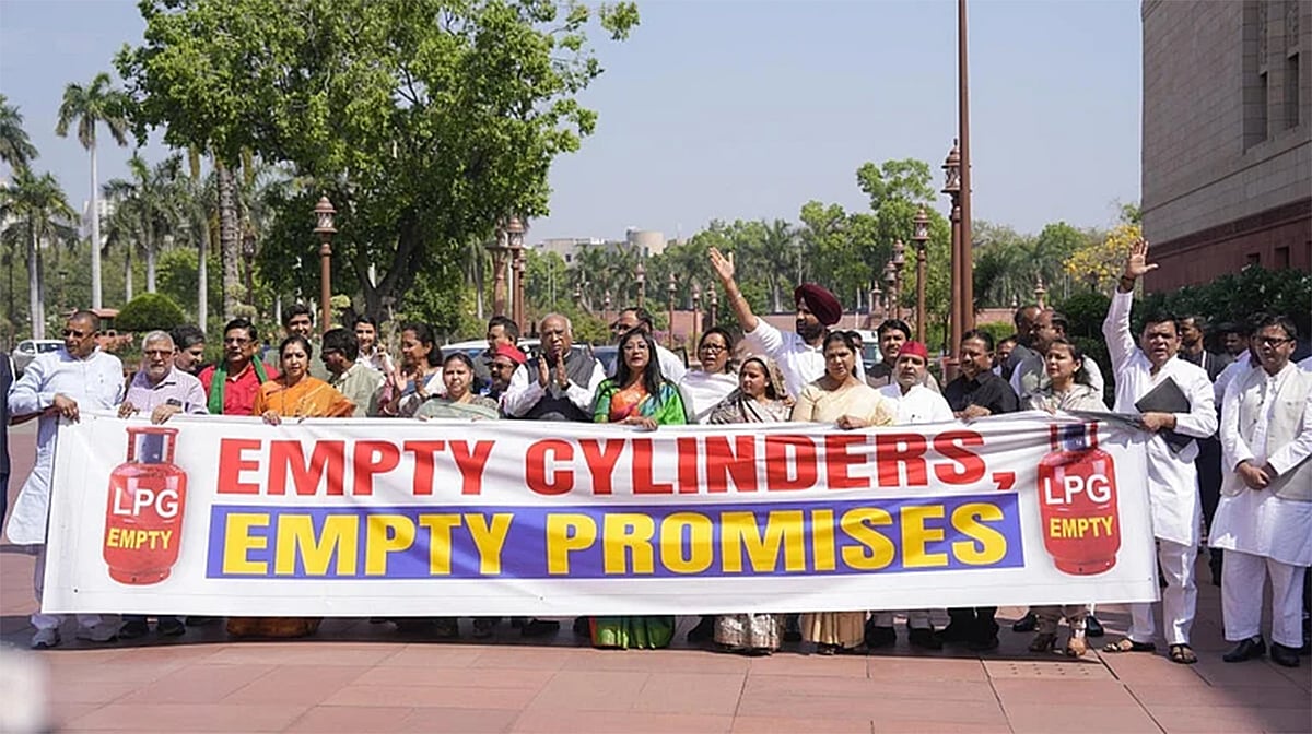 مغربی ایشیا کی جنگ کے دوران ہندوستان میں گھریلو گیس کا شدید بحران، کالابازاری پر اپوزیشن کا حکومت پر سخت حملہ