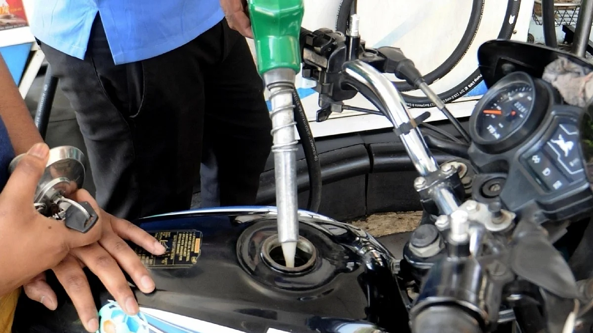 پٹرول اور ڈیزل، تصویر آئی اے این ایس