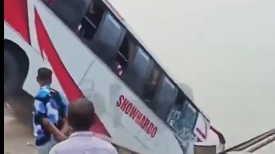 بنگلہ دیش: عید کی خوشیاں ماتم میں تبدیل! ڈھاکہ لوٹ رہی بس ندی میں جاگری، 23 افراد جاں بحق، متعدد لاپتا