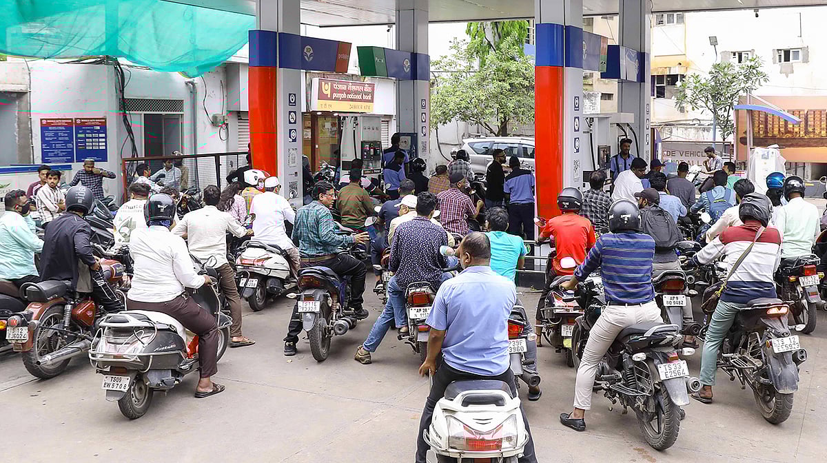 امریکہ-ایران جنگ کے درمیان خصوصی ایکسائز ڈیوٹی میں نرمی، پٹرول پر 10 روپے فی لیٹر کمی، ڈیزل ڈیوٹی فری