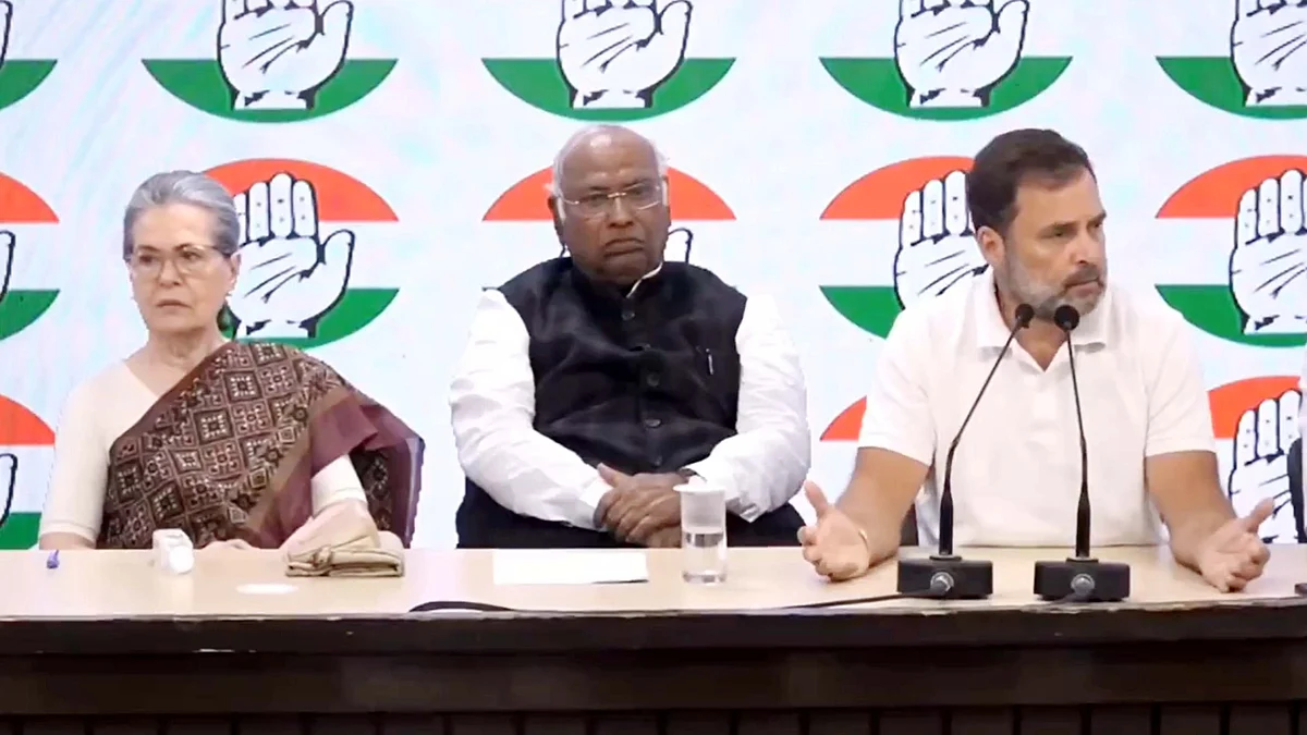 <div class="paragraphs"><p>سونیا گاندھی، ملکارجن کھڑگے اور راہل گاندھی (فائل فوٹو)</p></div>