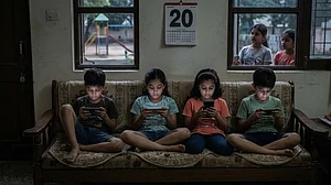 موبائل فون سے چپکے رہنے کی ’لت‘ ہر سال 20 ہزار بچوں کی لے رہی جان، ڈیریک اوبرائن نے حکومت سے قانون بنانے کا کیا مطالبہ