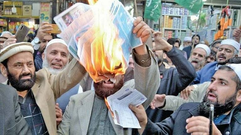 پاکستان میں پیٹرول اور ڈیزل کے بعد کیروسین کی قیمتوں میں بھی لگی ’آگ‘، مہنگائی کے دوران عوام ہوئے مزید پریشان