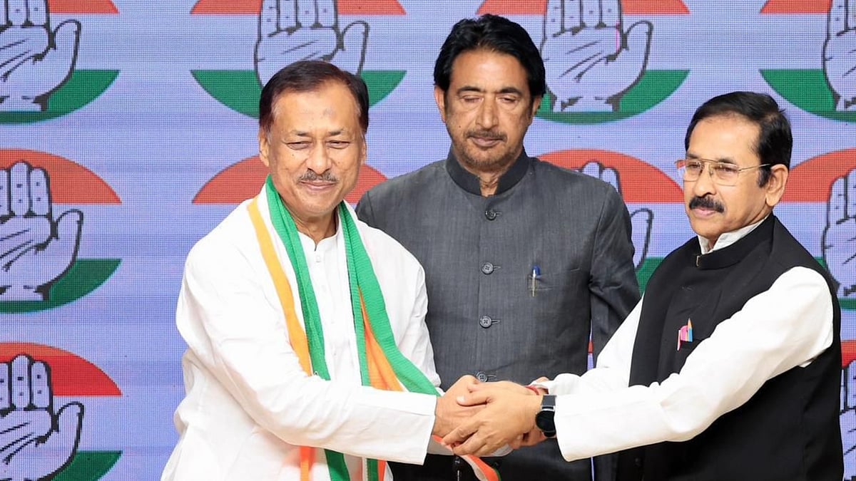 <div class="paragraphs"><p>کانگریس میں شمولیت اختیار کرتے ہوئے قاضی عبدالرحیم (بائیں)، تصویر ’ایکس‘&nbsp;<a href="https://x.com/uniindianews">@uniindianews</a></p></div>