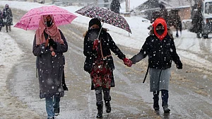 شمال مغربی ہندوستان میں برفباری، میدانی علاقوں میں بارش؛ جموں و کشمیر میں دو شاہراہیں بند