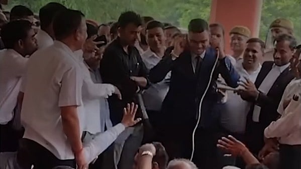 یوپی: 2022 بیچ کے آئی اے ایس رنکو سنگھ راہی نے دیا استعفیٰ، ایس ڈی ایم رہتے ہوئے وکیلوں کے سامنے کی تھی ’اُٹھک بیٹھک‘