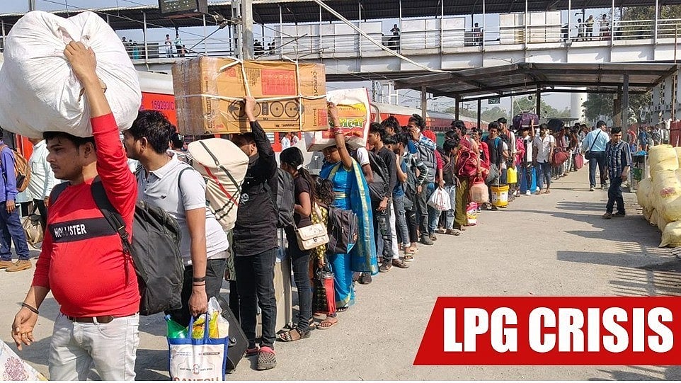 <div class="paragraphs"><p>ایل پی جی کی قلت سے متاثر مزدور گجرات سے اپنے اپنے گاؤں لوٹتے ہوئے، تصویر ’ایکس‘ @INCIndia</p></div>