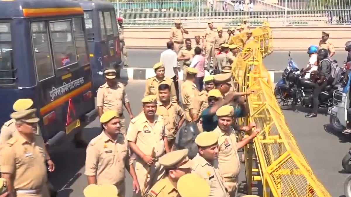 <div class="paragraphs"><p>مظاہرین کو روکنے کے لیے تعینات پولیس (ویڈیو گریب)</p></div>