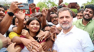 <div class="paragraphs"><p>کیرلم میں انتخابی تشہیر کے دوران لوگوں سے ملاقات کرتے ہوئے راہل گاندھی، تصویر ’ایکس‘ @INCIndia</p></div>