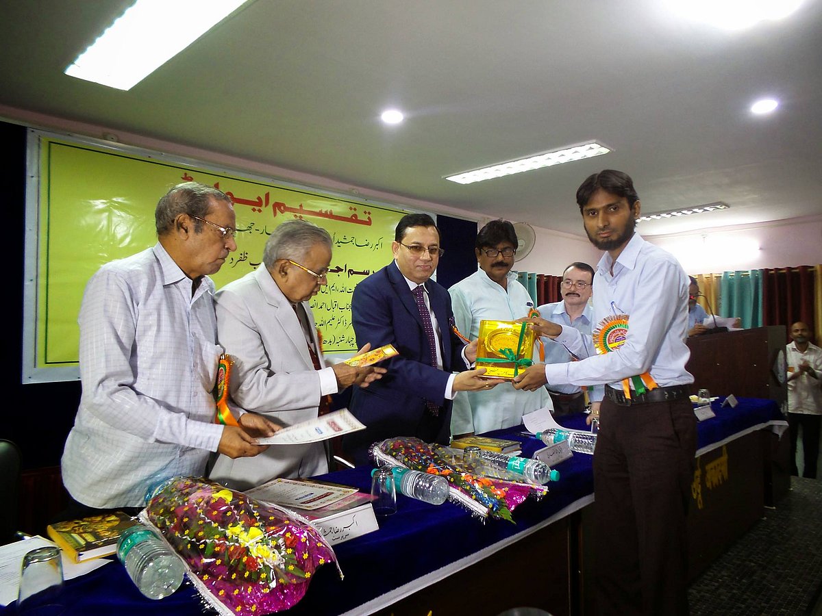 <div class="paragraphs"><p>ایک تقریب میں اعزاز حاصل کرتے ہوئے کامران غنی صبا</p></div>