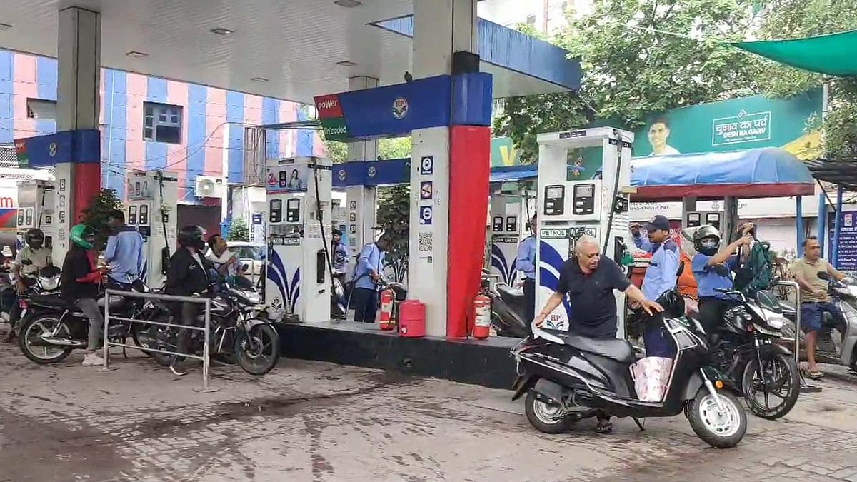 پٹرول کی جگہ گاڑیوں میں بھر دیا پانی، گریٹر نوئیڈا کے پمپ پر ناراض صارفین نے جم کر کیا ہنگامہ، مانگ رہے معاوضہ