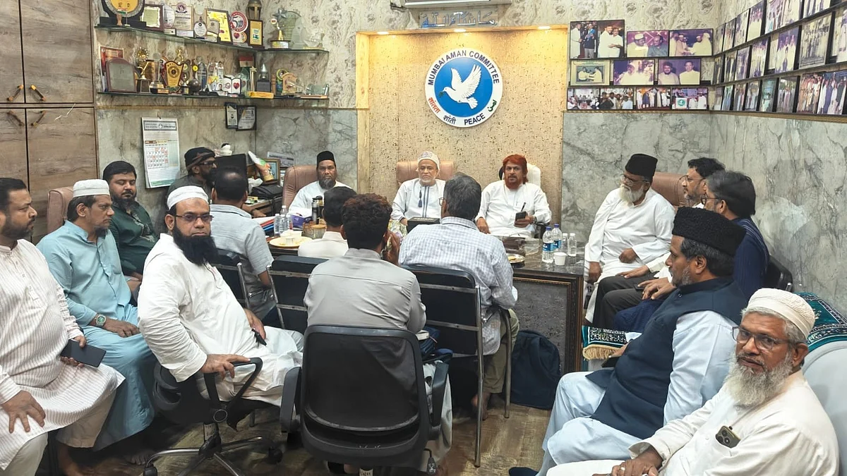 <div class="paragraphs"><p>’ایس آئی آر بیداری مہم‘ اجلاس میں شامل افراد</p></div>