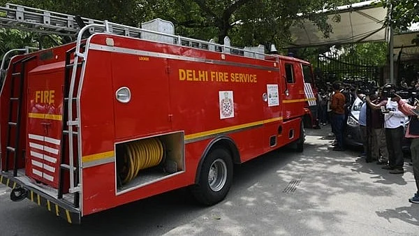 <div class="paragraphs"><p>فائر بریگیڈ بم اسکواڈ کی ٹیموں کے ساتھ تلاشی جاری(فائل فوٹو)</p></div>