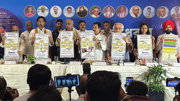 <div class="paragraphs"><p>مغربی بنگال کے لیے کانگریس کی 5 گارنٹیوں کا اعلان کرتے ہوئے کانگریس صدر کھڑگے و دیگر پارٹی لیڈران</p></div>