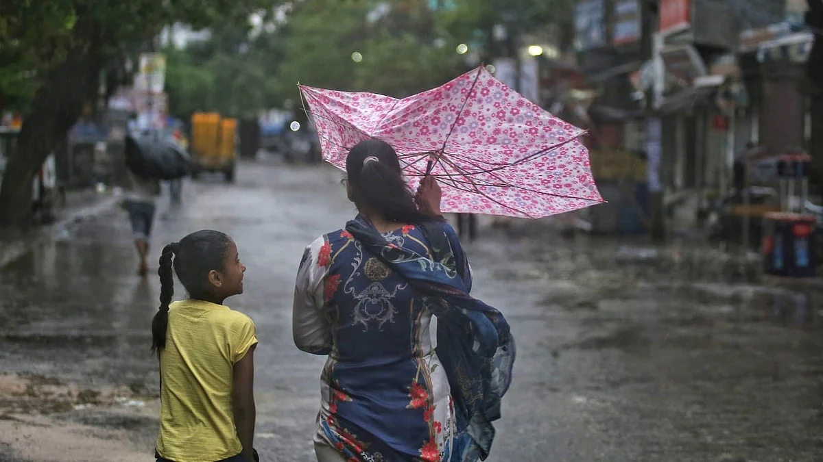 دہلی میں بارش، تصویر قومی آواز/ ویپن