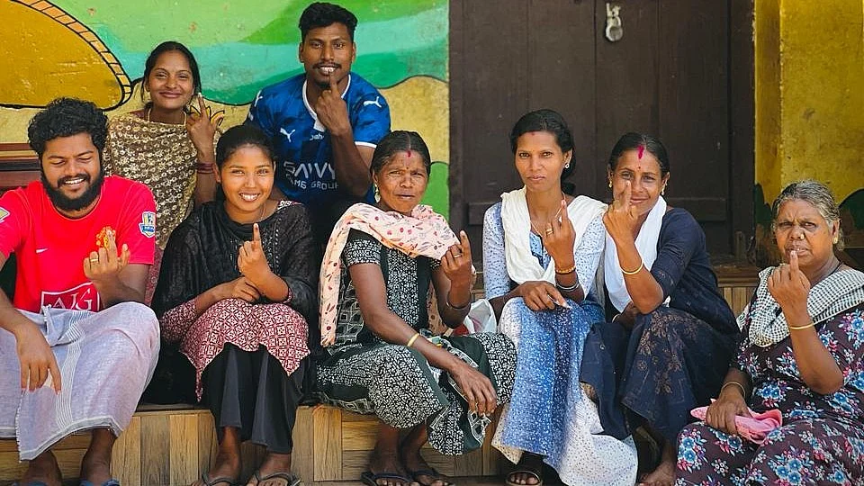 <div class="paragraphs"><p>حق رائے دہی کا استعمال کرنے کے بعد ووٹرس، تصویر ’ایکس‘ <a href="https://x.com/ECISVEEP">@ECISVEEP</a></p></div>