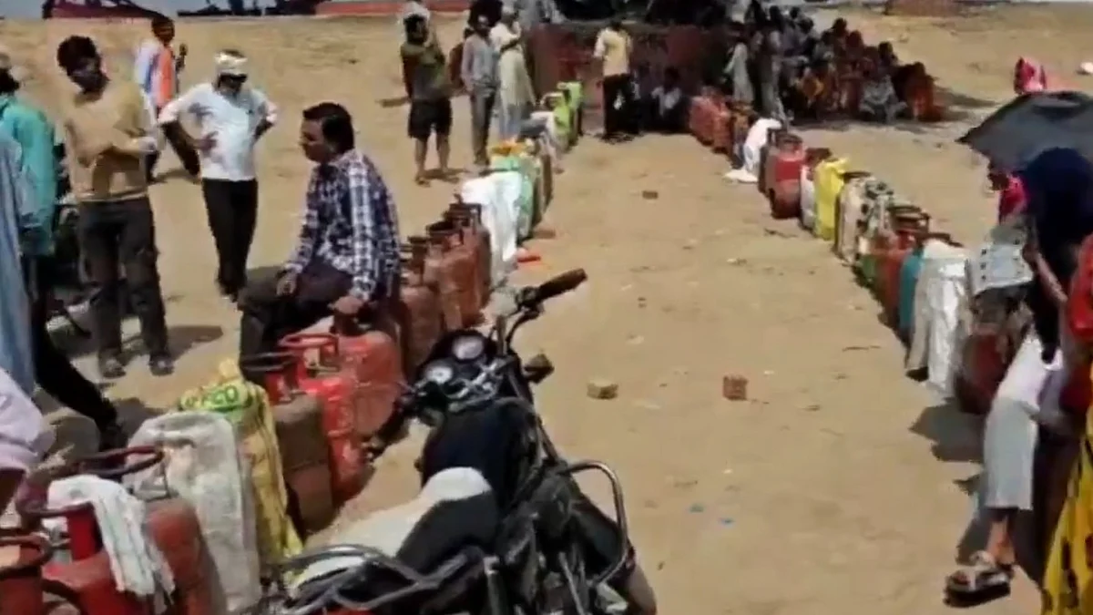 <div class="paragraphs"><p>ایل پی جی سلنڈر کے لیے لائن (فائل فوٹو)</p></div>