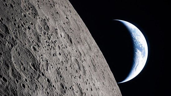 چاروں خلا باز چاند کے گرد چکر لگا کر خیریت سے زمین پر واپس آ گئے