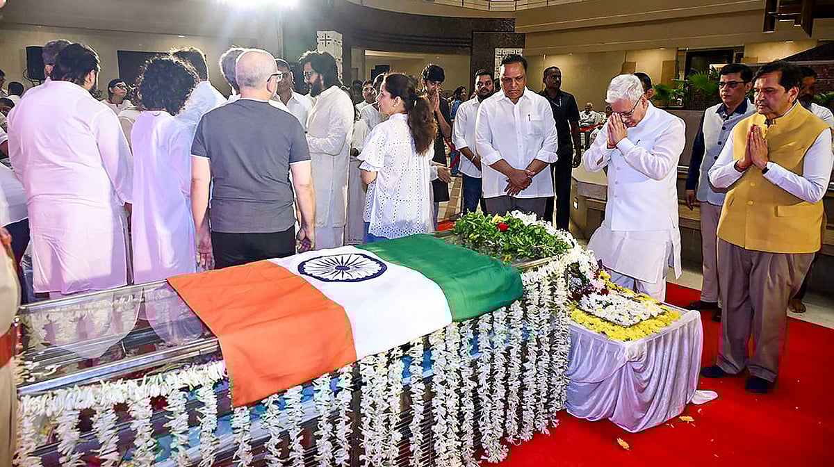 آشا بھوسلے کو نمناک آنکھوں سے الوداع: بڑی تعداد میں لوگوں نے کیے آخری دیدار، آخری رسومات کی تیاریاں جاری