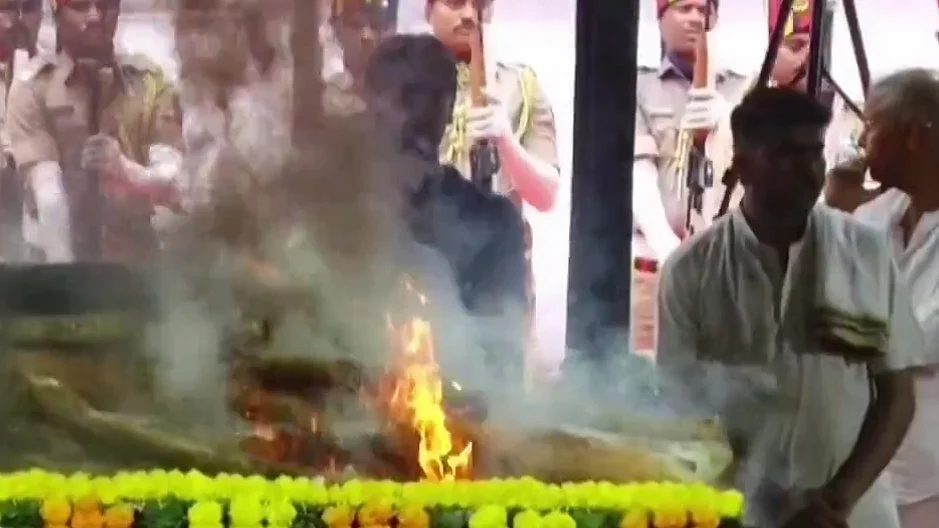 <div class="paragraphs"><p>آشا بھوسلے سپردِ آتش، ویڈیو گریب</p></div>