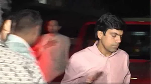 <div class="paragraphs"><p>گرفتاری کے بعد ونیش چندیل (فوٹو ویڈیو گریپ)</p></div>