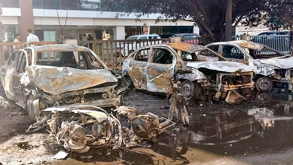 نوئیڈا میں احتجاج: پتھراؤ، آتش زنی، توڑ پھوڑ، اور ساٹھ سے زائد گرفتاریاں