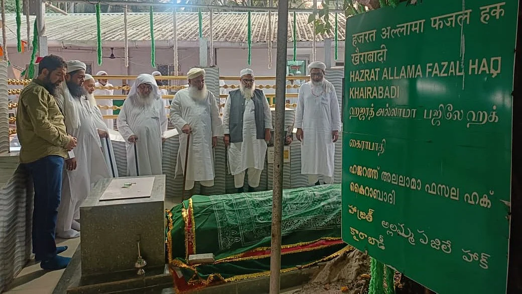 <div class="paragraphs"><p>حضرت علامہ فضل حق خیر آبادیؒ کے مزار پر جمعیۃ علماء ہند کے وفد کی حاضری</p></div>