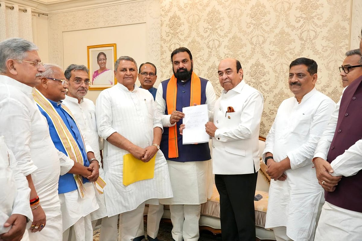 <div class="paragraphs"><p>بہار کے گورنر سید عطا حسنین کو سمراٹ چودھری نے حکومت سازی کا دعویٰ پیش کیا، ساتھ میں این ڈی اے لیڈران، تصویر ’ایکس‘&nbsp;<a href="https://x.com/samrat4bjp">@samrat4bjp</a></p></div>