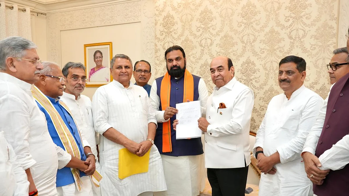 <div class="paragraphs"><p>بہار کے گورنر سید عطا حسنین کو سمراٹ چودھری نے حکومت سازی کا دعویٰ پیش کیا، ساتھ میں این ڈی اے لیڈران، تصویر ’ایکس‘ <a href="https://x.com/samrat4bjp">@samrat4bjp</a></p></div>