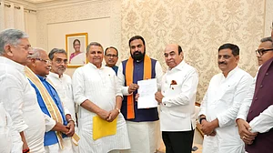 <div class="paragraphs"><p>بہار کے گورنر سید عطا حسنین کو سمراٹ چودھری نے حکومت سازی کا دعویٰ پیش کیا، ساتھ میں این ڈی اے لیڈران، تصویر ’ایکس‘ <a href="https://x.com/samrat4bjp">@samrat4bjp</a></p></div>