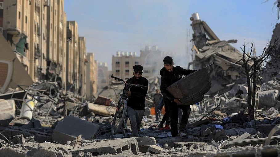 <div class="paragraphs"><p>غزہ میں اسرائیلی بمباری سے تباہی کا منظر (فوٹو سوشل میڈیا)</p></div>